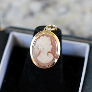 Antique Yellow Gold Shell Carved Cameo Pendant