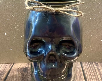 Świeca w słoiku Creepy Skull Mason Jar! Czysto się pali i jest ręcznie odlewana z miłością!