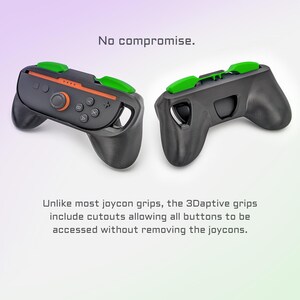 Pu&ograve; includere: Due impugnature nere 3Daptive per console di gioco, con dettagli verdi e arancioni. Le impugnature hanno ritagli per l'accesso ai pulsanti. Il testo "No compromise" &egrave; in alto. Il testo "Unlike most joycon grips..." &egrave; in basso.