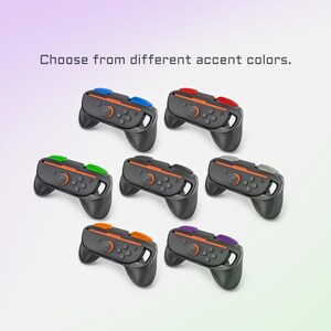 Pu&ograve; includere: Immagine di sette controller di gioco neri con diversi colori di accento: blu, rosso, verde, grigio, arancione e viola. Il testo recita: "Scegli tra diversi colori di accento."