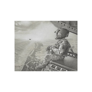 以下が含まれることがあります： 遠くの風景を窓から眺めるヘリコプターに乗った兵士の白黒鉛筆画。兵士はヘルメットと軍服を着ている。ヘリコプターは砂漠のような地域を飛んでいる。