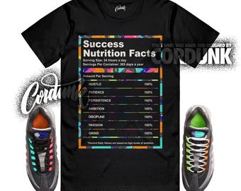 Peut inclure: T-shirt noir avec un graphique coloré "Success Nutrition Facts". Le graphique énumère "Hustle", "Patience" et d'autres qualités, chacune à 100%. Le t-shirt est associé à une paire de baskets noires et grises avec des accents colorés.