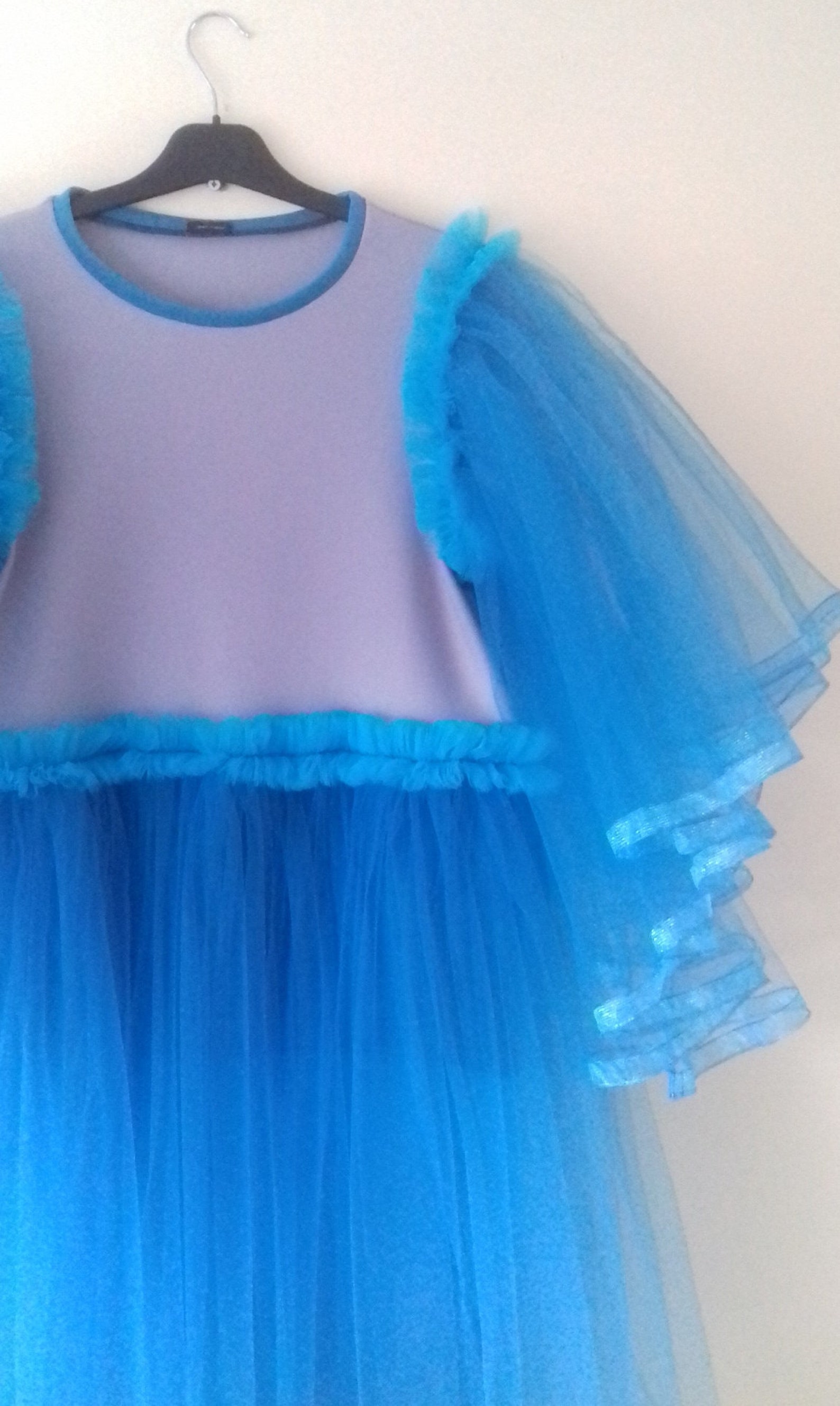 Ein graues und schwarzes T-Shirt mit blauem Tüll-Overlay und | Etsy