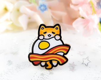 Pin de esmalte de gato con huevo y tocino