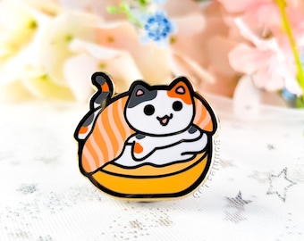 Pin de esmalte de gato con bagel de salmón ahumado (Lox)
