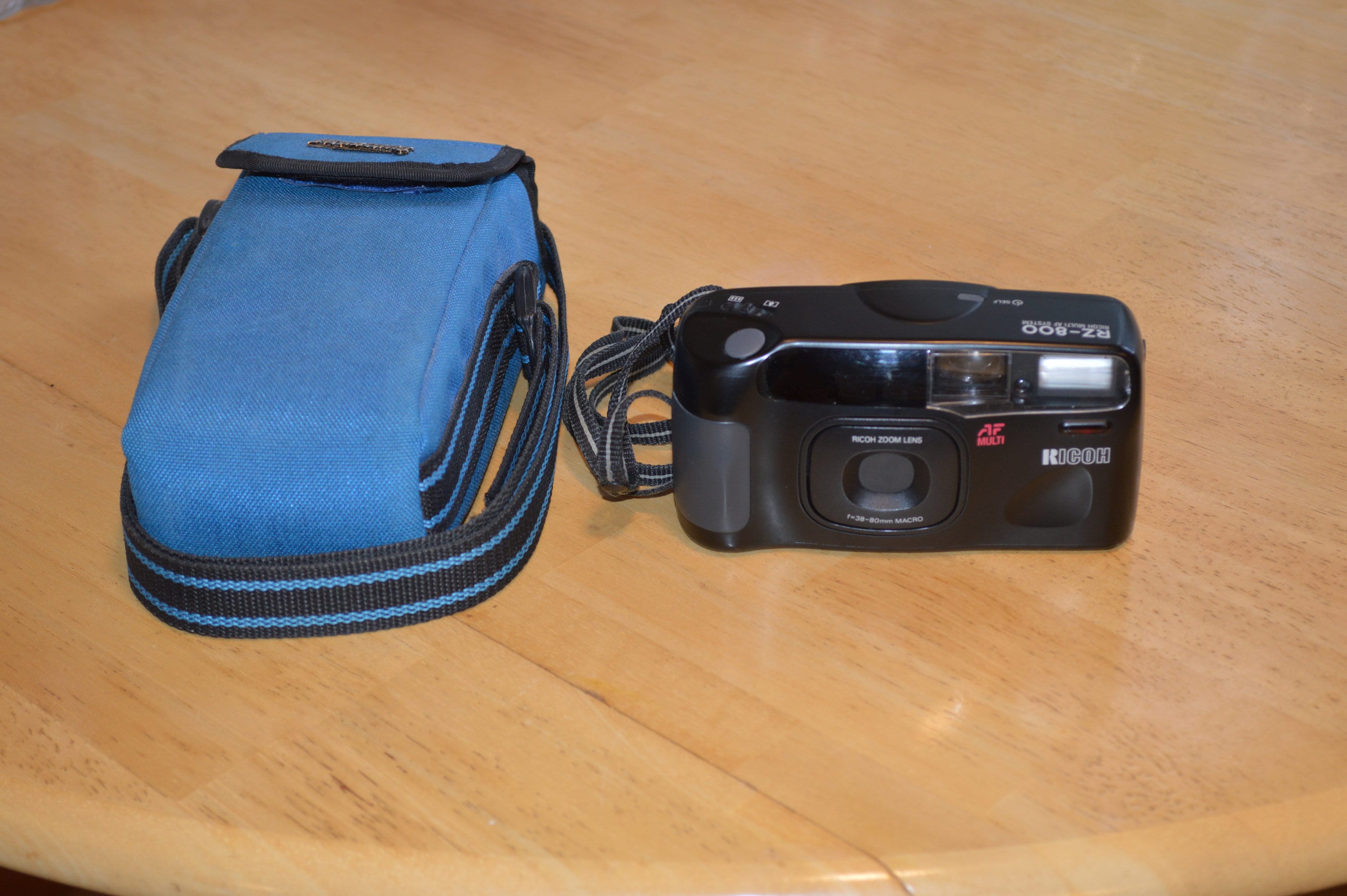 RICOHフィルムカメラRZ−800 Ricoh RZ-800 Zoom 35mm Point & Shoot Film Camera with 38-80mm