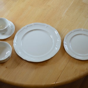 New Villeroy & Boch Manoir Place Setting---Villeroy and Boch Manoir 5-Piece Place Setting---1980-90&#39;s Villeroy and Boch Manoir Dinnerware