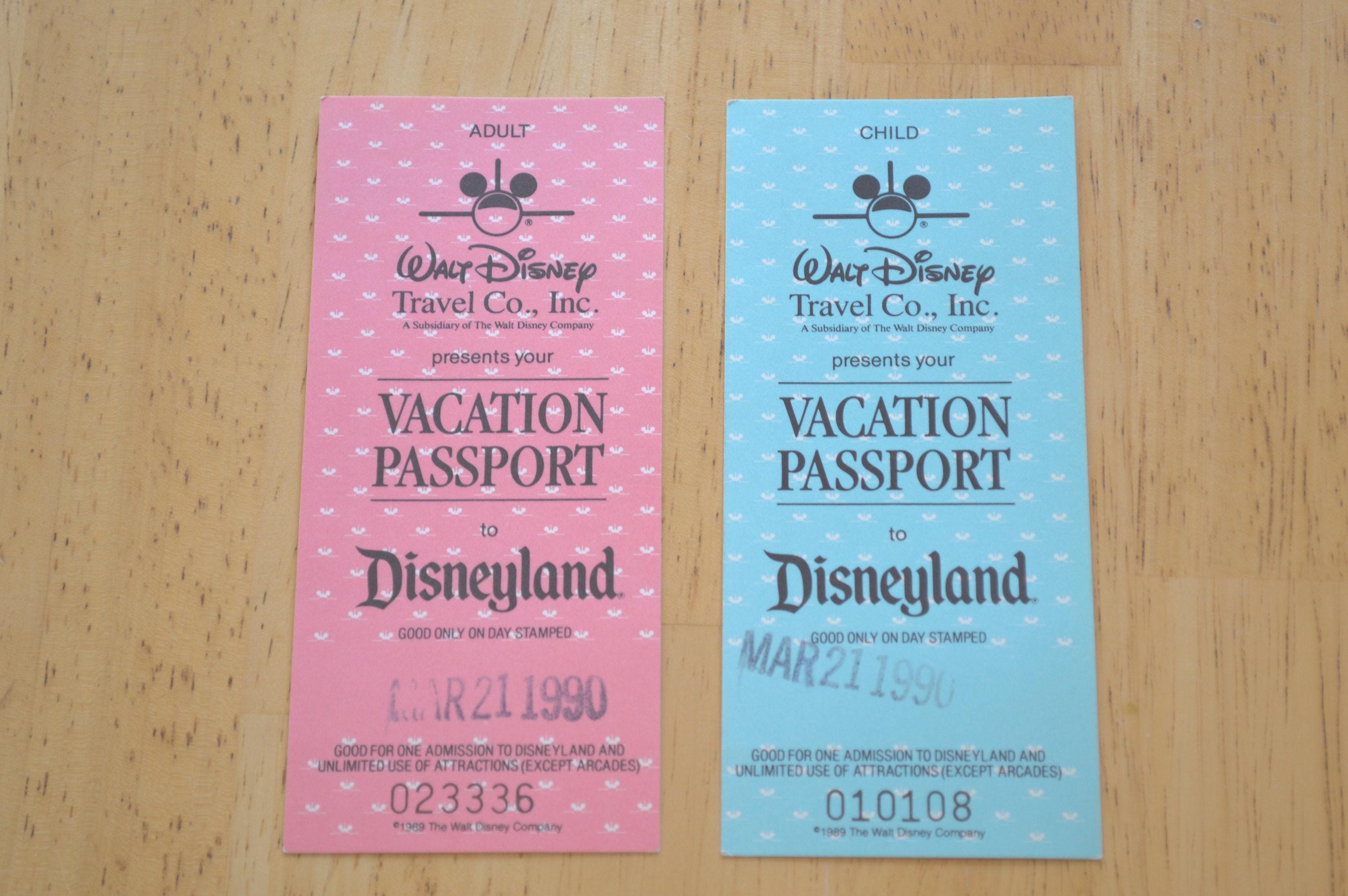 なぁ DISNEYLAND COMMEMORATIVE PASSPORT Disneyland ToonTown Commemorative Passport, Framed 1993 Mint