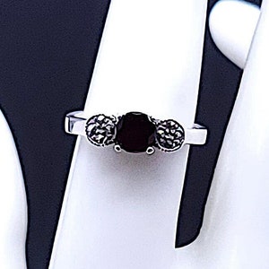 Vintage Round Garnet Sterling Silver Ring with Marcasite Accents (Size 7.75)