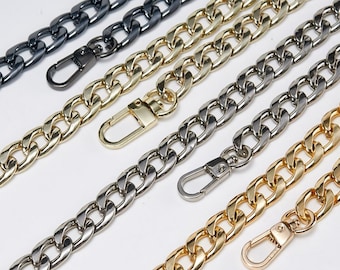 Peut inclure: Quatre styles de chaînes différents avec fermoirs. Les chaînes sont dorées, argentées, noires et gris foncé.