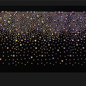 Può includere: Un tessuto nero con un motivo di strass iridescenti di diverse dimensioni. Gli strass sono disposti a cascata, creando un effetto scintillante. Il tessuto misura 24 cm x 12 cm.
