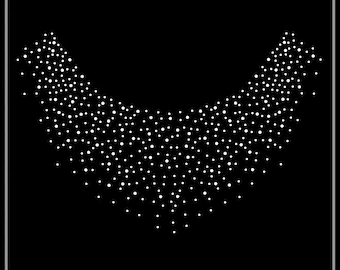 Könnte beinhalten: Ein weißes, funkelndes, diamantähnliches Design in Form eines V auf schwarzem Hintergrund.