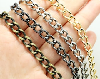 Peut inclure: Quatre styles de chaînes différents en or, argent, noir et laiton antique. Les chaînes sont disposées sur une main, montrant les différents styles de maillons et finitions.