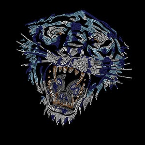 Può includere: Un primo piano del muso di una tigre, realizzato in un mosaico di strass blu, bianchi e grigi. La bocca della tigre è aperta, rivelando denti affilati.