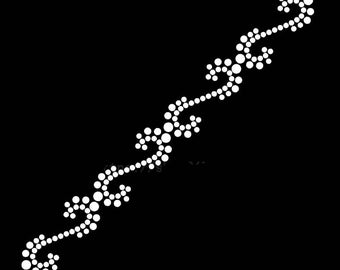 Puede incluir: Un diseño decorativo blanco hecho de pequeños círculos dispuestos en un patrón fluido sobre un fondo negro.