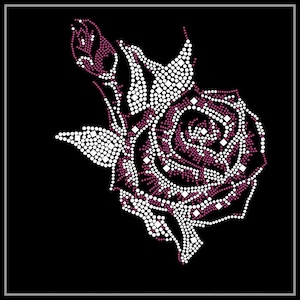 Op de afbeelding: Een wit en roze strass-rozenontwerp op een zwarte achtergrond. De roos is gemaakt van kleine, ronde strasssteentjes en heeft een spiraalvorm.