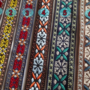 Può includere: Sei tipi diversi di passamaneria marrone, blu e verde con disegni ricamati. La passamaneria è larga circa 2,5 cm.