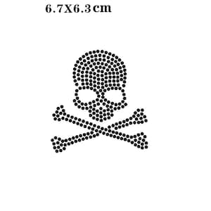 Könnte beinhalten: Schwarz-weißes Totenkopf- und Knochenkreuz-Design aus kleinen Kreisen, 6,7 x 6,3 cm groß.