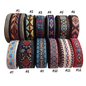 Op de afbeelding: Twaalf verschillende kleurrijke geweven trim linten met geometrische en bloemmotieven. De linten zijn genummerd van 1 tot en met 12.