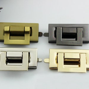 Puede incluir: Cuatro cierres metálicos en diferentes acabados: dorado, plateado, latón y negro. Cada cierre tiene una forma rectangular con un cierre con bisagra y una abertura rectangular.