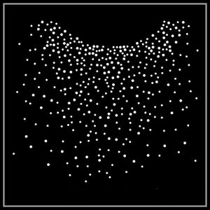 Könnte beinhalten: Ein schwarzer Hintergrund mit einem weißen Konfetti-Muster in Herzform.