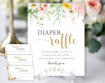 Puede incluir: Una tarjeta blanca con texto dorado que dice "Diaper Raffle". La tarjeta está decorada con un borde floral. Tres tarjetas más pequeñas con el mismo borde floral y el texto "Diaper Raffle" están debajo de la tarjeta más grande. El texto en las tarjetas más pequeñas dice "¡Trae un paquete de pañales de cualquier tamaño para tener la oportunidad de ganar un premio!"