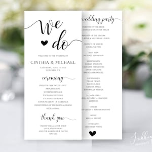 Puede incluir: Un programa de ceremonia de boda en blanco y negro con el texto "We do" en la parte superior. El programa enumera el orden de la ceremonia de boda, la fiesta de bodas y el oficiante. El programa está decorado con un pequeño corazón negro.