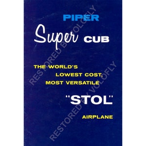 Puede incluir: Un anuncio vintage azul y amarillo para el avión Piper Super Cub. El texto dice "Piper Super Cub, El avión de menor costo del mundo, el más versátil "STOL"."