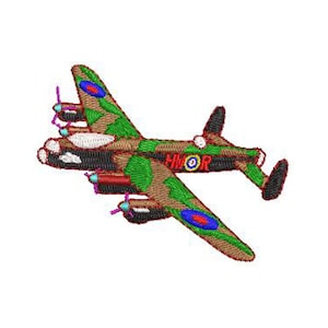 Peut inclure: Un avion camouflé en vert, marron et noir avec des ronds rouges et bleus. L'avion porte l'inscription "HMOR" sur le côté.