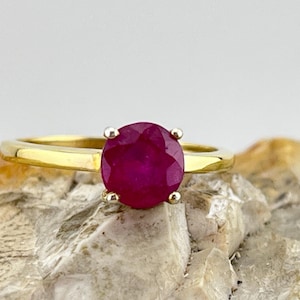 ruby 18ct gold gilded over sterling silver solitaire ring stacker size uk M1/2 USA 6.25