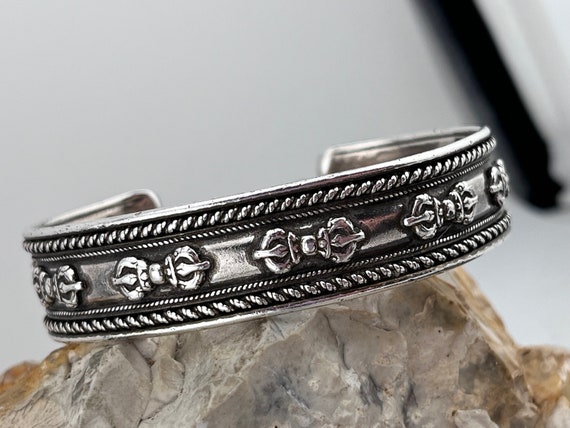 Heavy unmarked solid silver torc bangle bracelet … - image 9