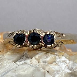 9ct solid gold vintage 3 sapphire ring stacker spacer size ukO1/2 usa71/2