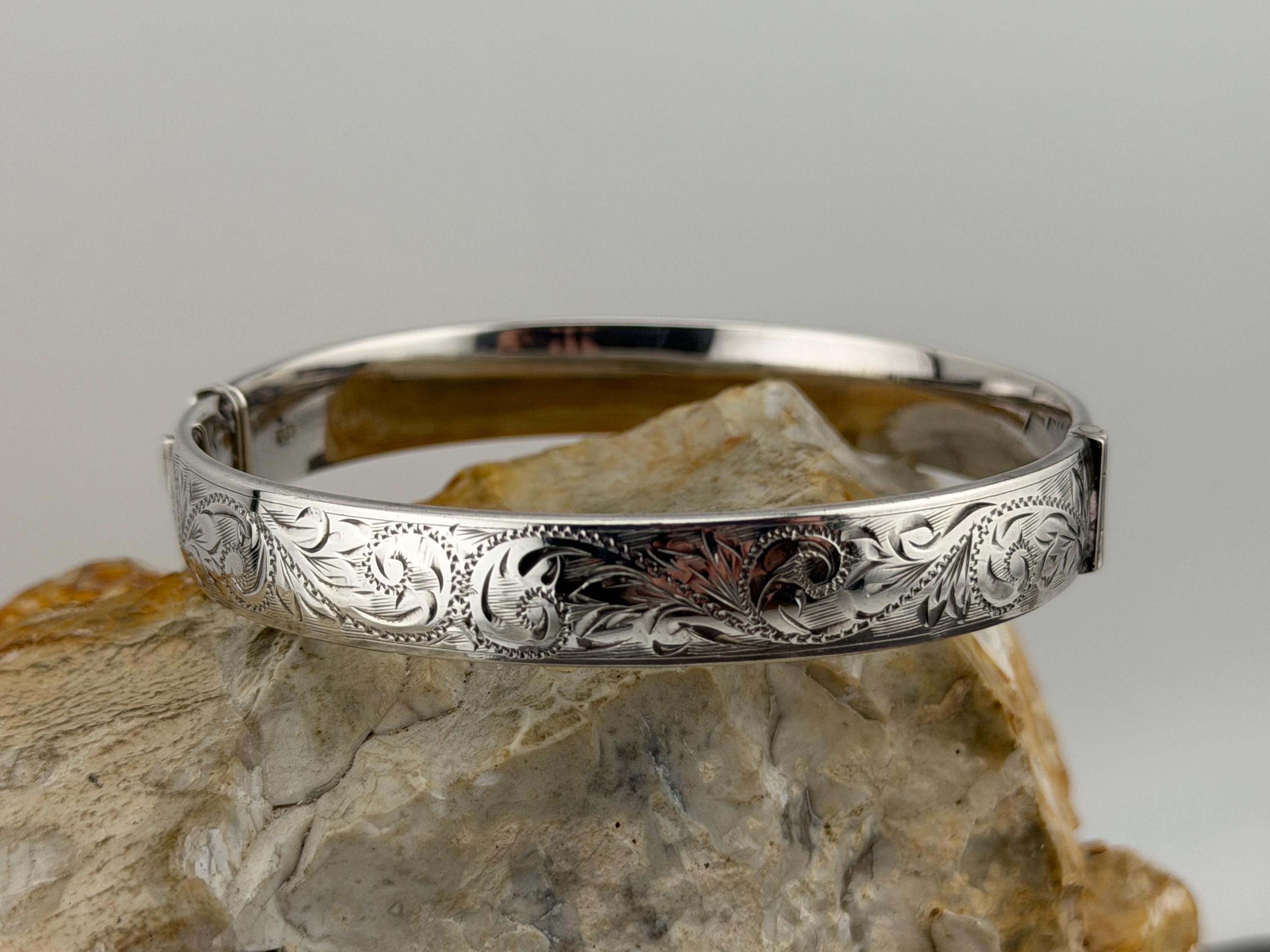 Vintage silver cuff bracelet hinge - Etsy 日本 Vintage silver cuff bracelet hinge - Etsy 日本