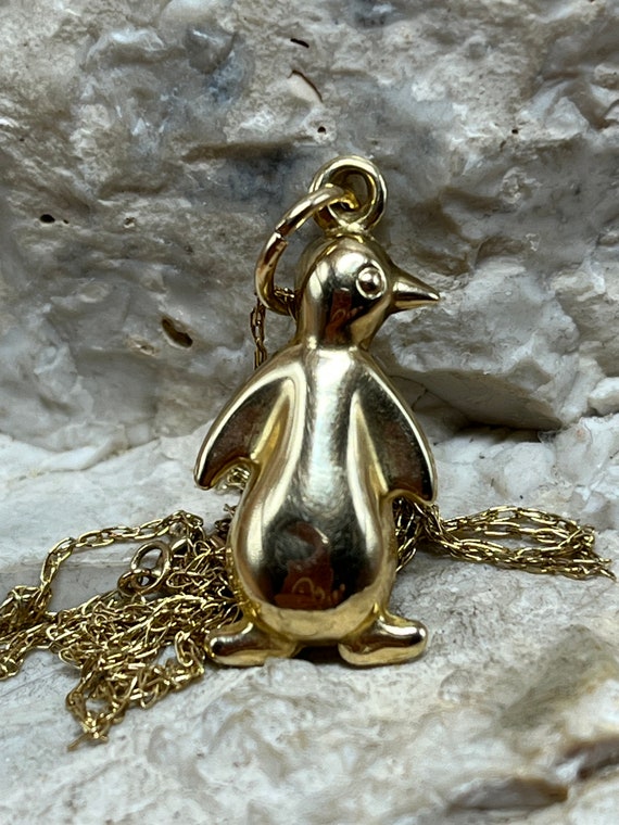 Gold Penguin Outline Solitaire Pendant Necklace in Gold (Yellow/Rose/White)