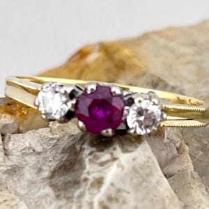 18ct gold ruby and diamond trilogy millegrain shoulders size uk J1/2 USA 5