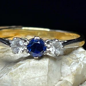 Vintage Ring mit blauem Saphir und weißem Topas in 750 Gold und Palladium in der Größe 1/2 oder 8,5