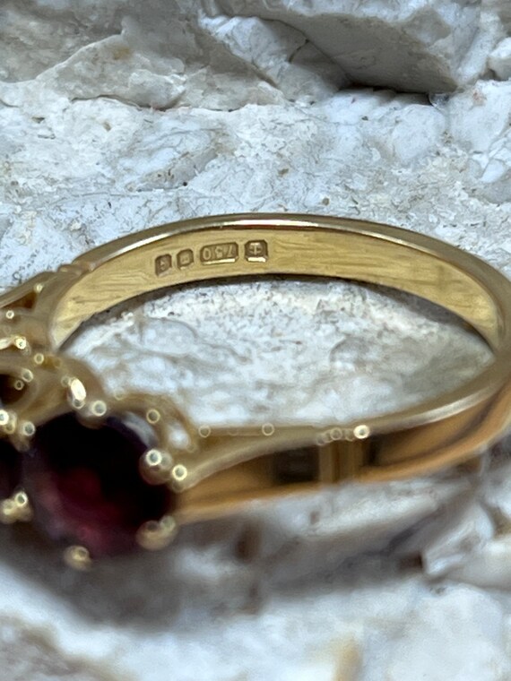 1985 18ct gold three garnet ring stacker spacer s… - image 4