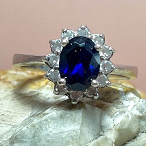 Anello Tru Diamonds in platino con alone di zaffiri e diamanti misura ukO usa7.25