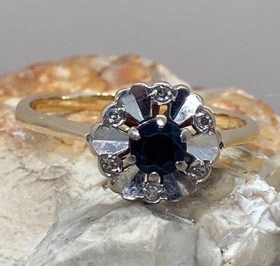 18ct and platinum 20th century diamond sapphire daisy… Gem