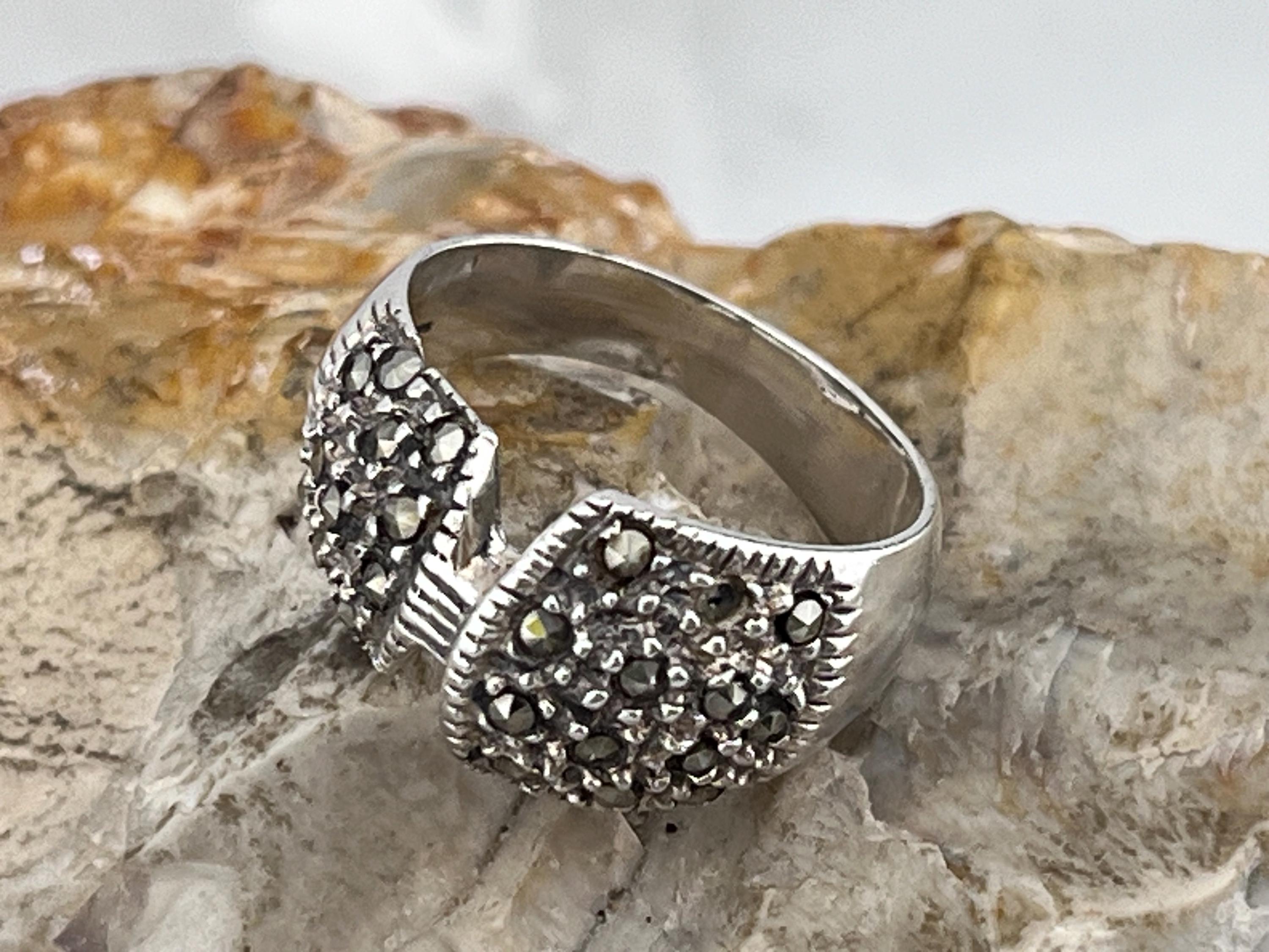 控えめな煌めきは英知の証 / Vintage Marcasite Silver Ring