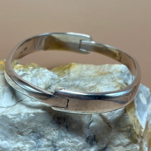 Bangle shop bracelet hinges