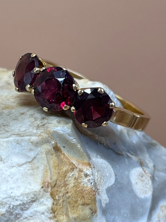 1985 18ct gold three garnet ring stacker spacer s… - image 8