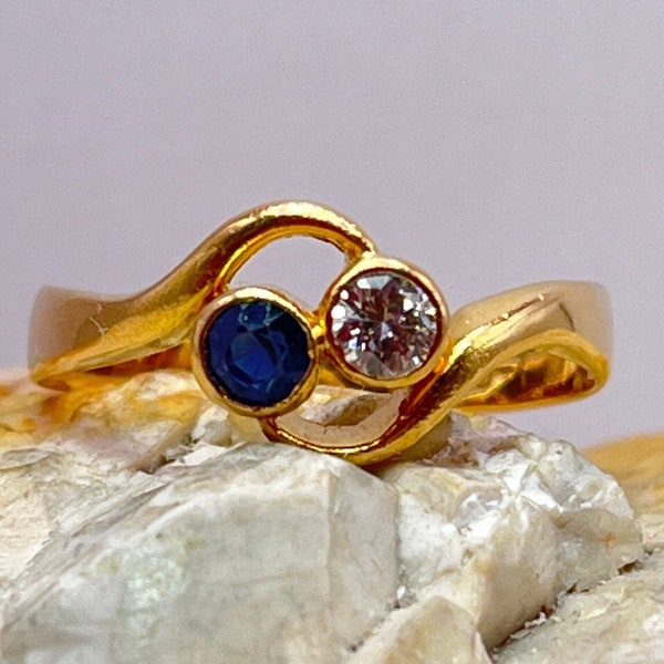 Early 20th century antique toi et moi diamond & sapphire 22ct gold ring size ukS usa9