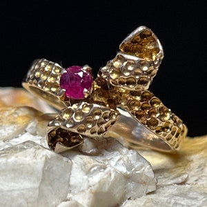 Unusual ribbon 9ct gold ruby vintage ring size ukO usa7