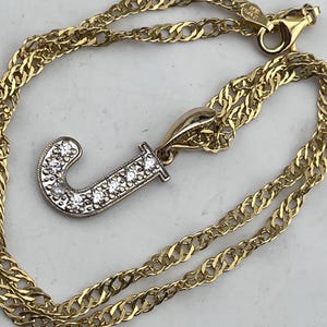 pingente grande inicial letra J em ouro 9 quilates e cz em ouro 18 quilates com torção de prata, colar de corrente de 45 cm
