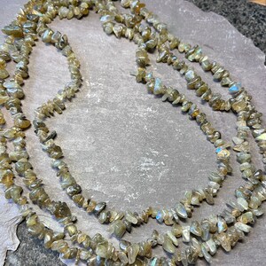 Peut inclure: Un collier multi-rangs composé de plaquettes de labradorite vert clair. Le collier est doté d'un fermoir argenté.