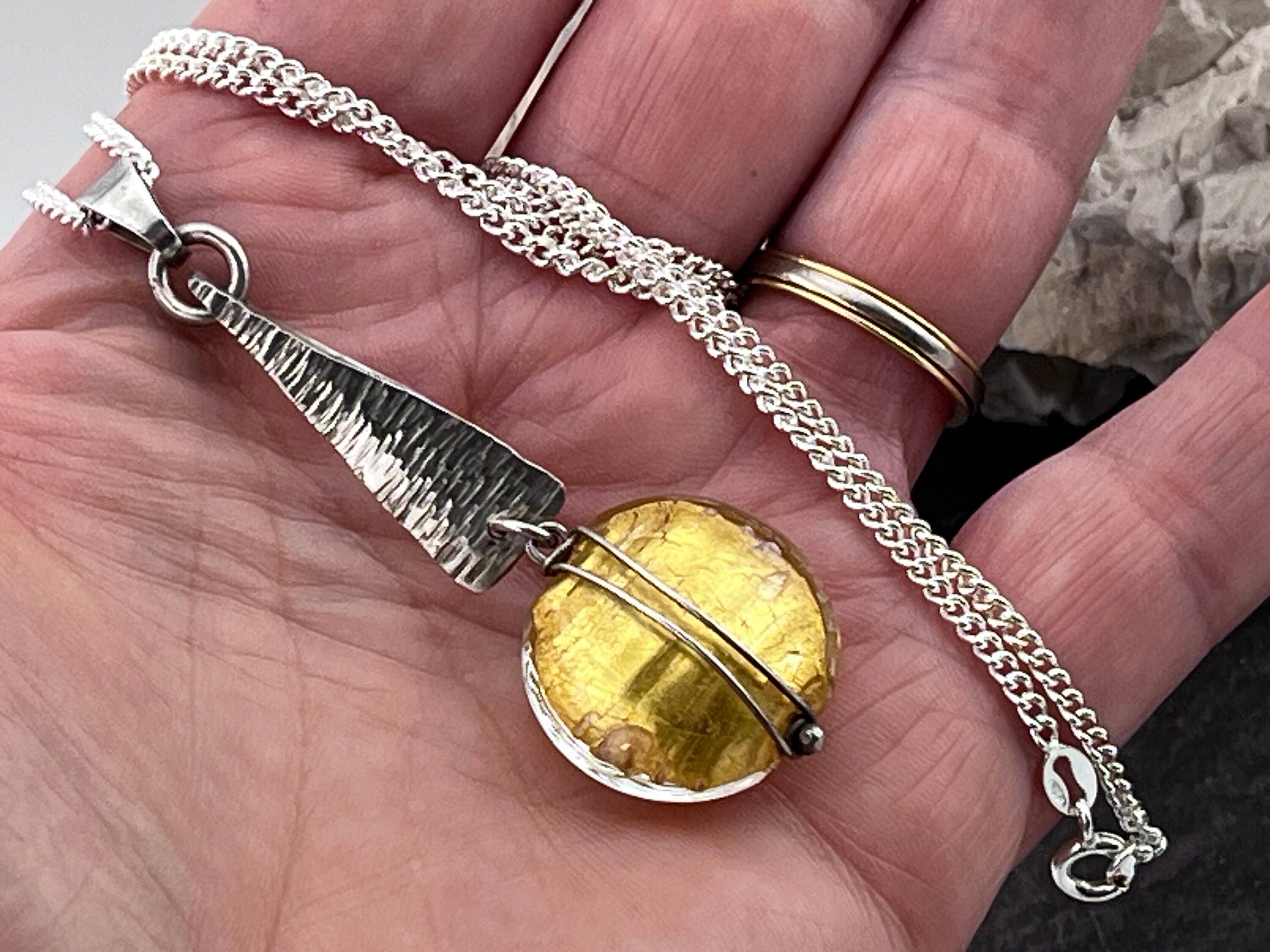 Collier Vintage Avec Pendentif En Verre Bleu Et Métal Argenté - Occasion