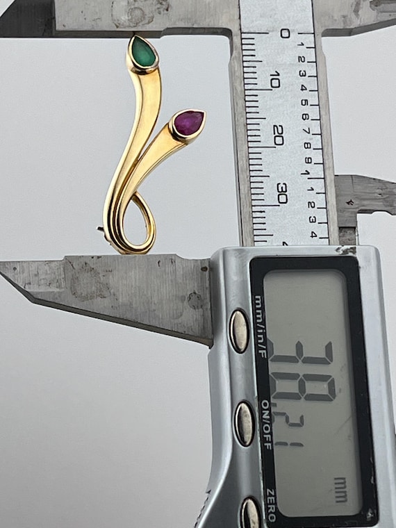 18ct gold ruby and emerald polished curved brooch… - image 4