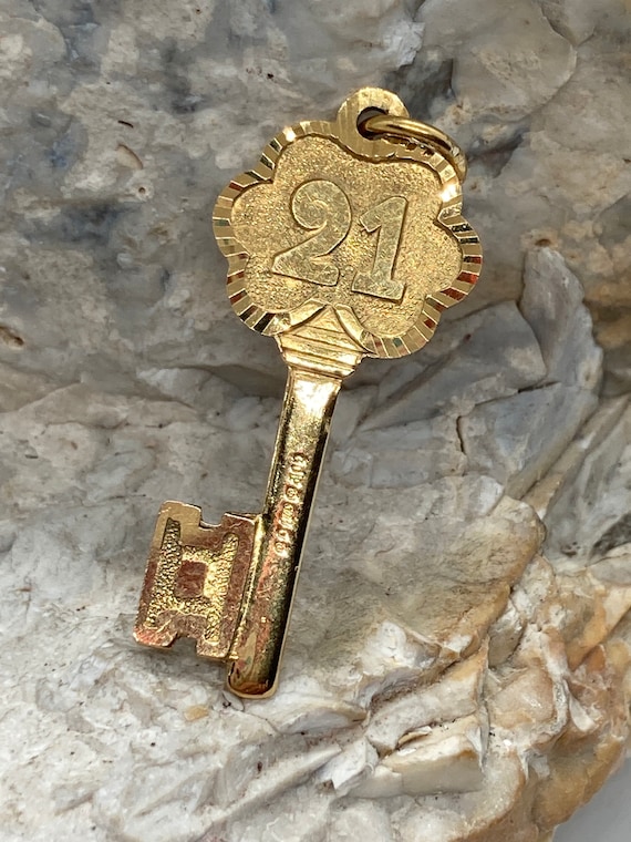 1977 vintage 9ct hallmarked gold large key 21 21st