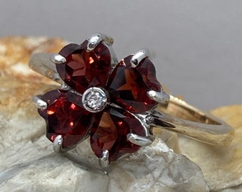 Anello vintage con fiore in granato e diamanti, taglia UKO USA7.25